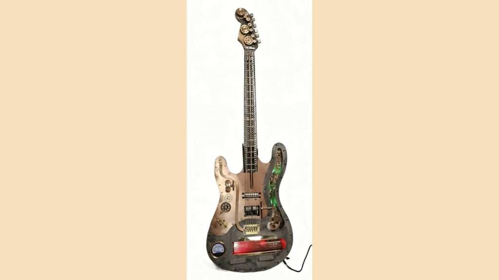 Guitare steampunk sculptée en métal recyclé