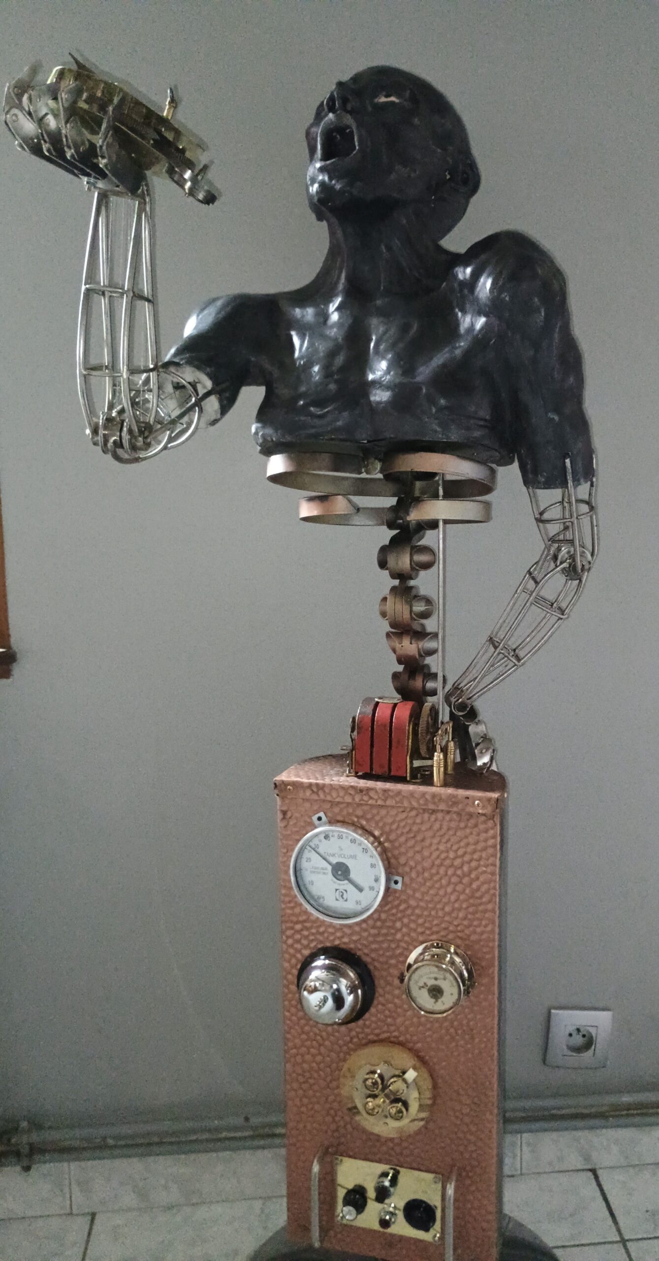 sculptures mixtes l'homme qui souffre