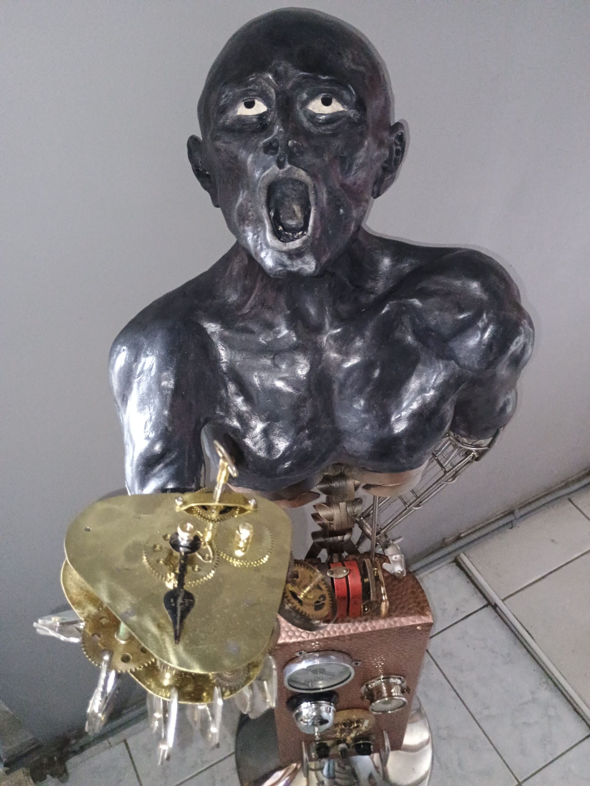 sculptures mixtes l'homme qui souffre