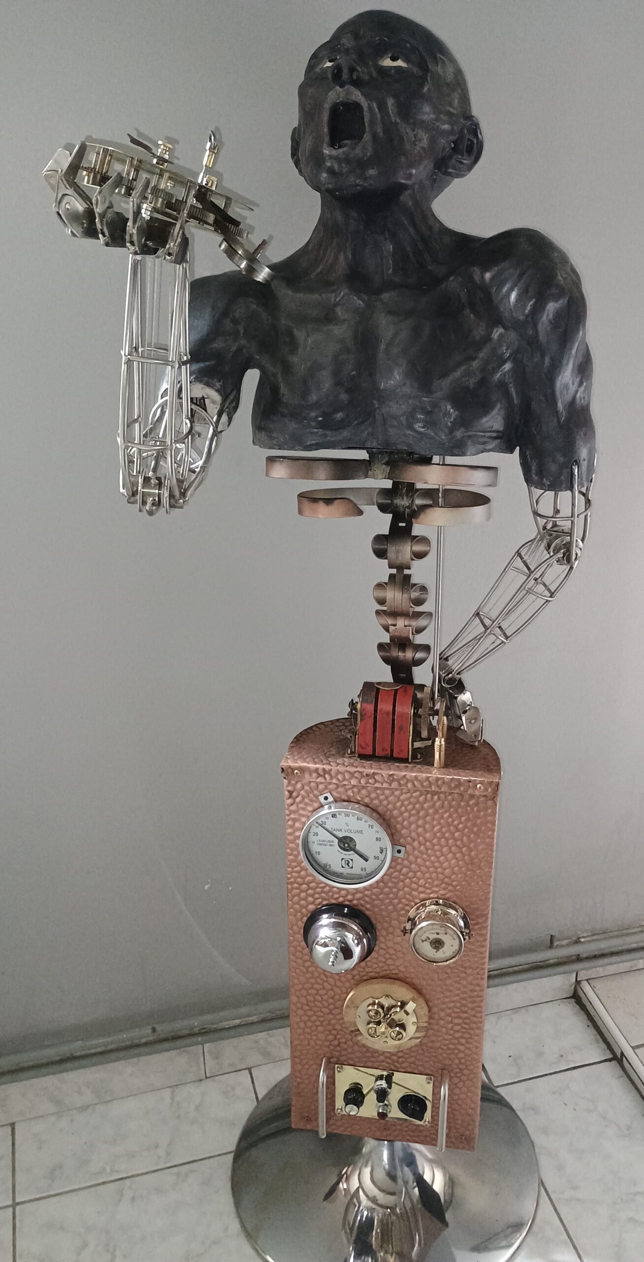 sculptures mixtes l'homme qui souffre