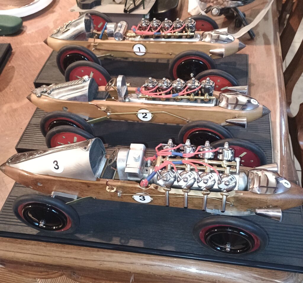 SCULPTURE VOITURE REALISEE AVEC NAVETTE DE FILAGE ET OBJETS RECYCLES