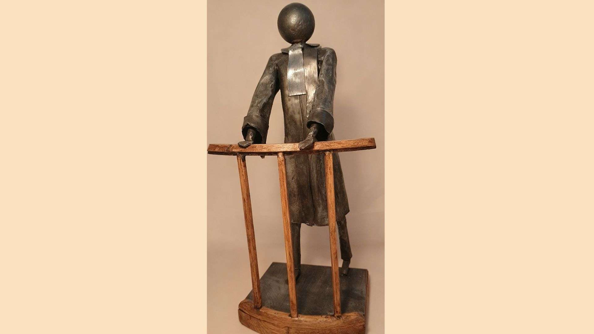 sculpture métal avocat