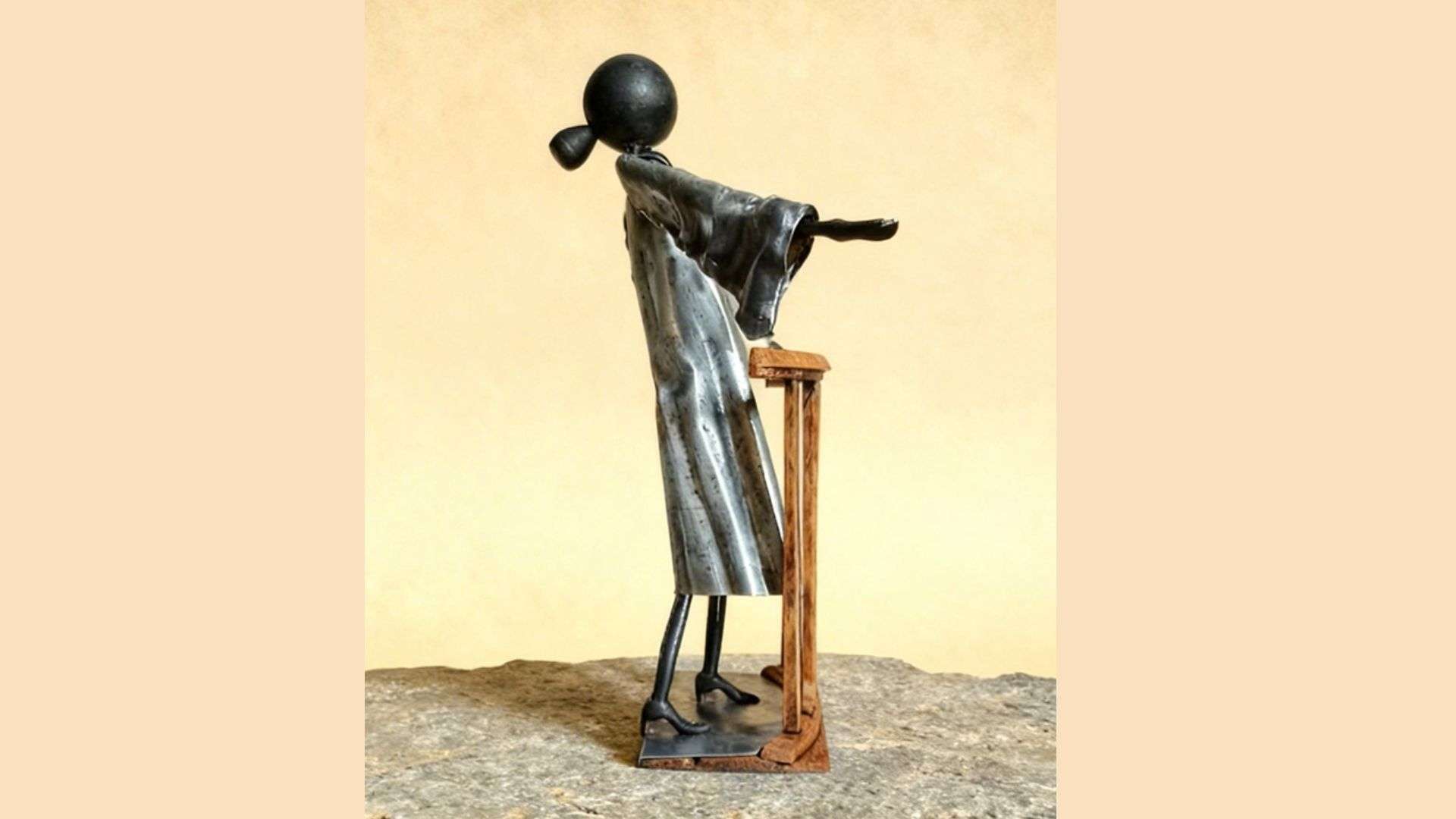 sculpture métal avocate