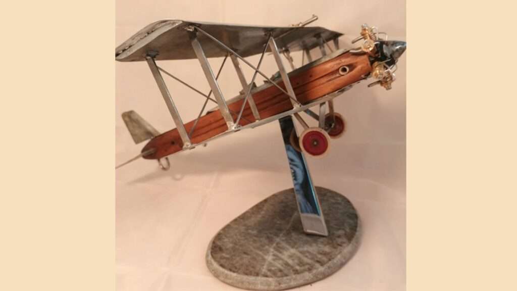sculpture métal avion biplan