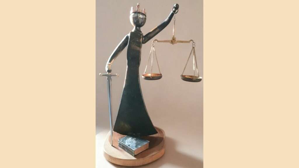 sculpture métal justice