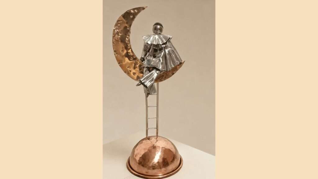 sculpture métal pierrot sur la lune