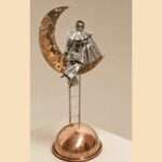 sculpture métal pierrot sur la lune