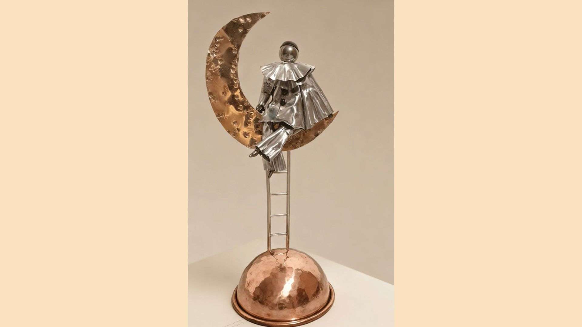 sculpture métal pierrot sur la lune