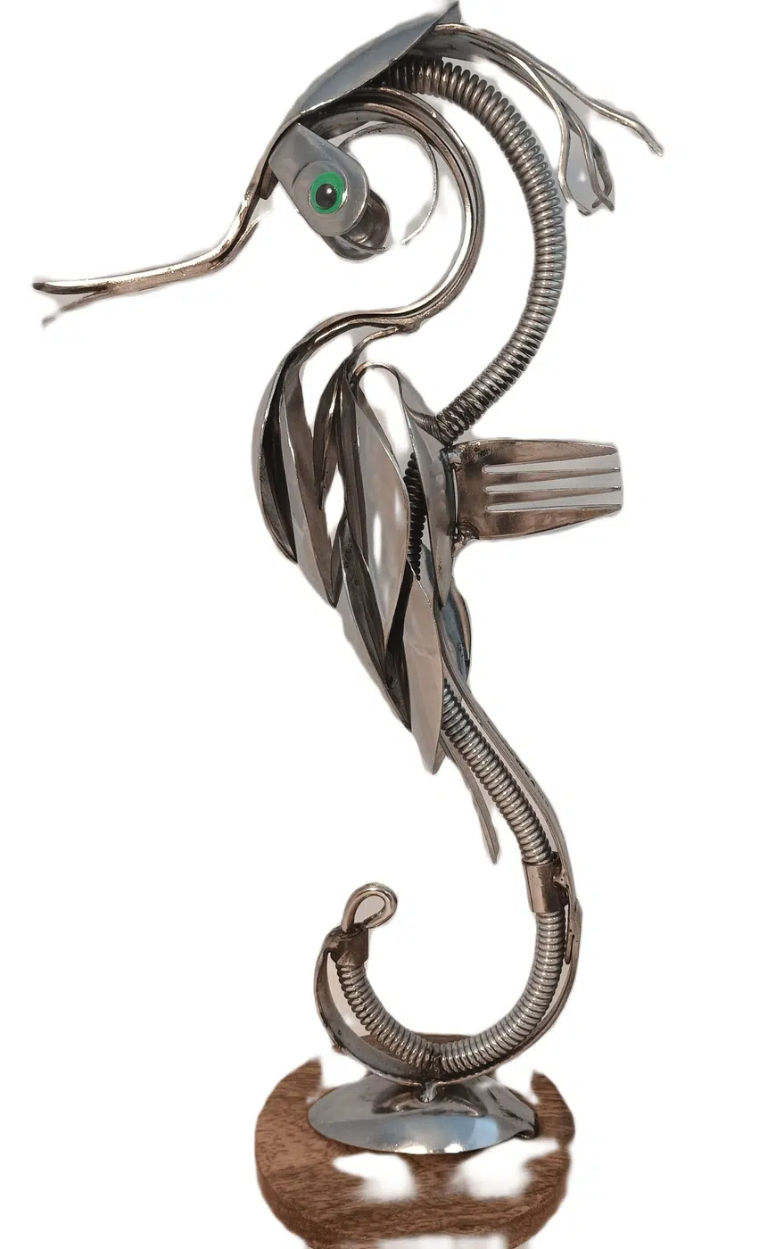 Sculpture hippocampe en métal recyclé réalisée avec couverts anciens et pièces métalliques polies