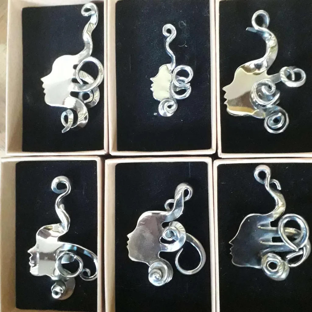 Bijoux en métal recyclé façonnés à partir de fourchettes anciennes polies