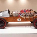 Sculpture voiture en métal recyclé avec carrosserie en navette de filage ancienne