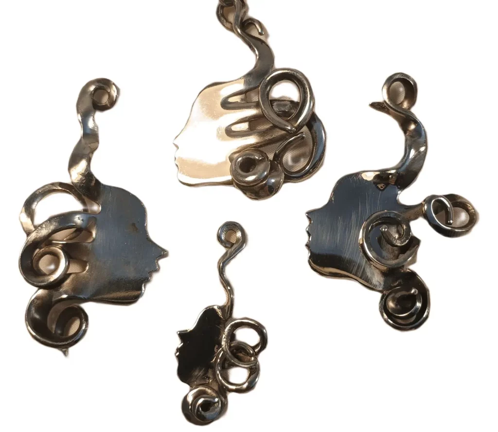Pendentifs artisanaux réalisés avec fourchettes et couverts anciens recyclés