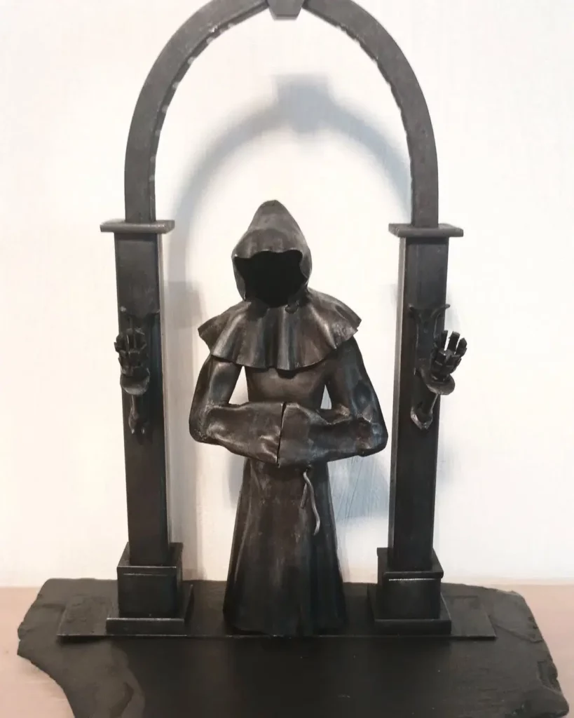Sculpture moine médiéval en métal recyclé avec capuche et posture de prière