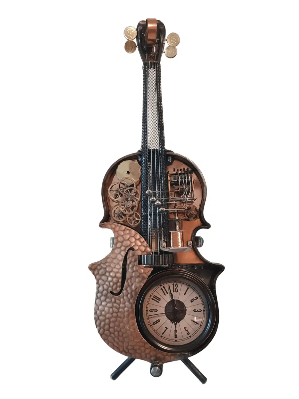 Violon steampunk en métal recyclé avec ressorts, pièces d’horlogerie et moteur ancien