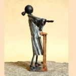 Sculpture avocate en métal recyclé avec posture de plaidoirie