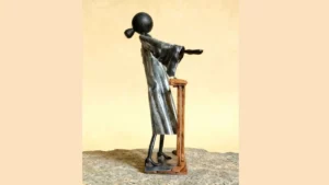 Sculpture avocate en métal recyclé avec posture de plaidoirie