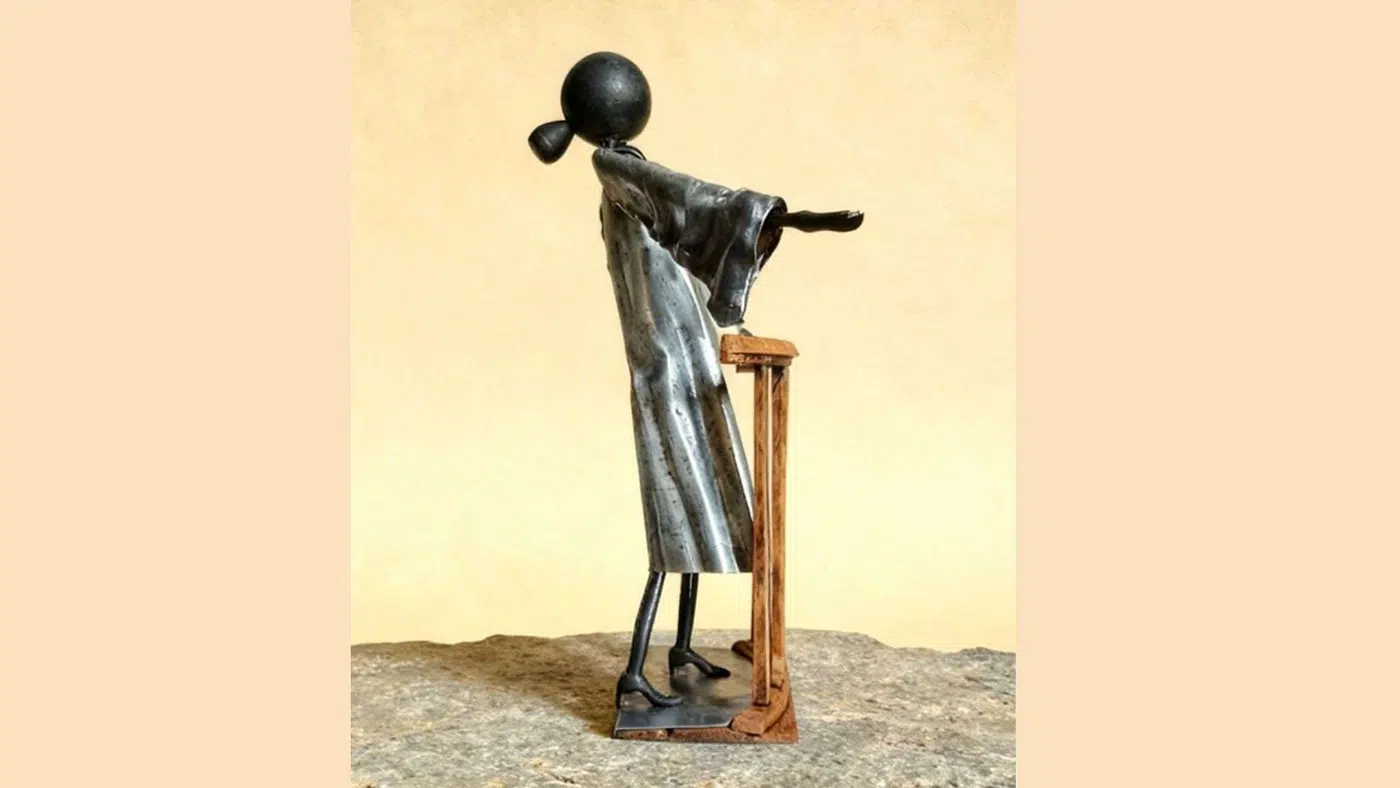 Sculpture avocate en métal recyclé avec posture de plaidoirie