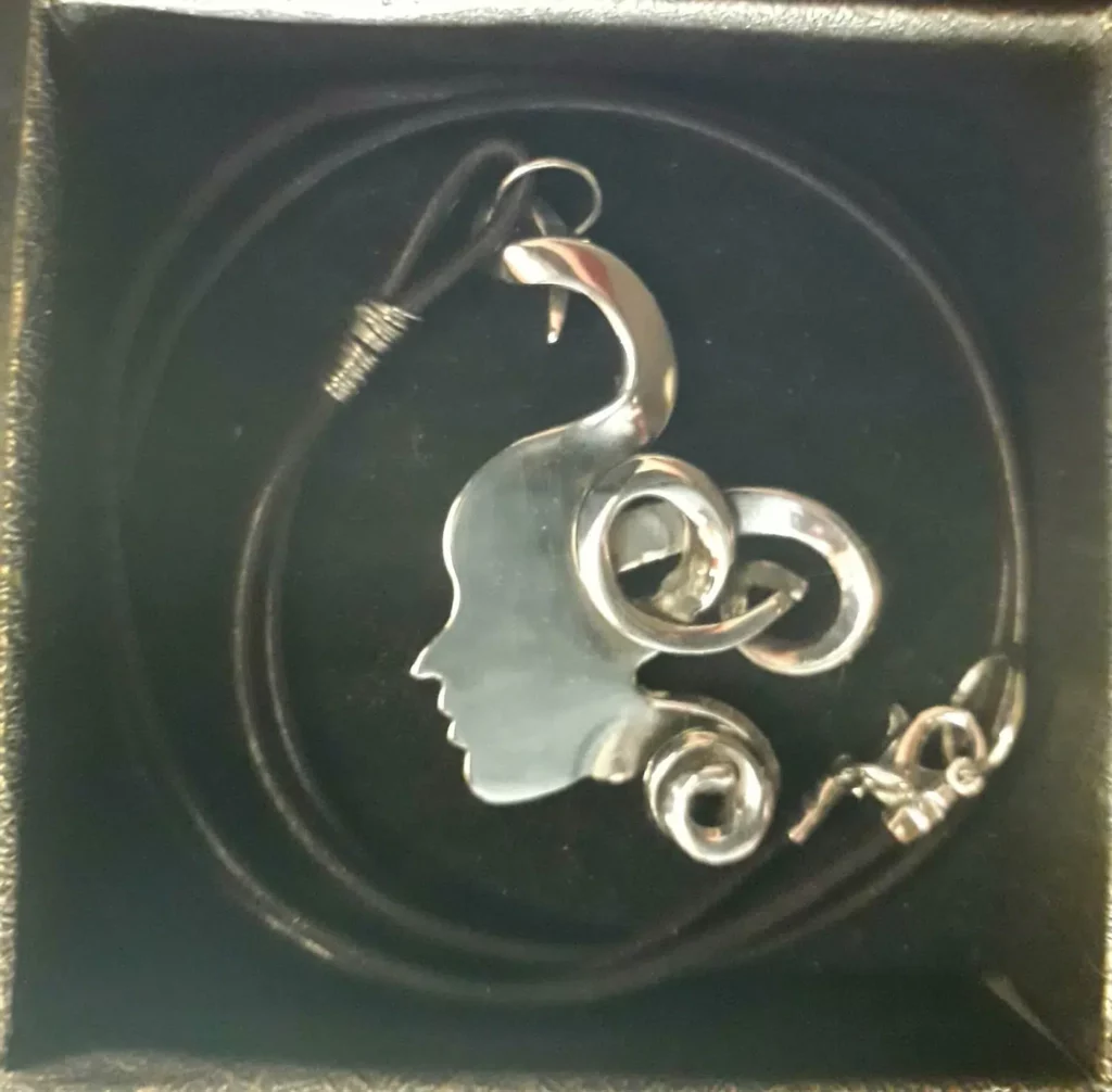 Bijoux en métal recyclé façonnés à partir de fourchettes anciennes polies