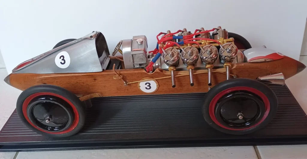 Sculpture automobile en métal recyclé sur socle en bois récupéré