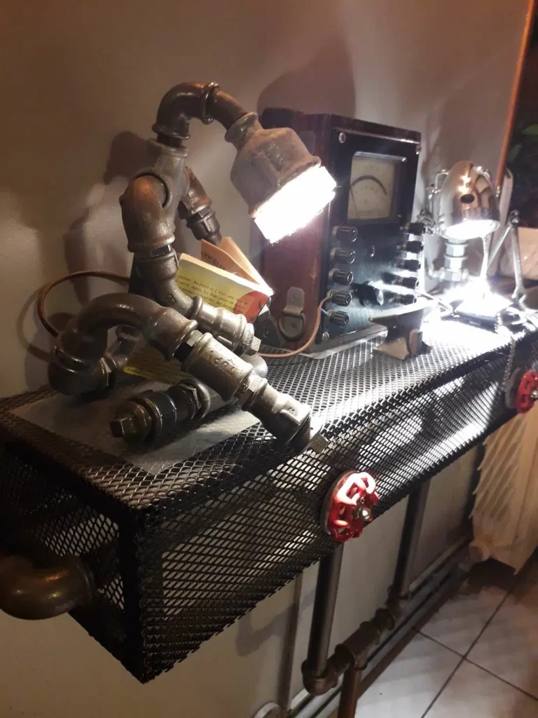 Lampe sculpture industrielle en métal recyclé avec base en pièces mécaniques