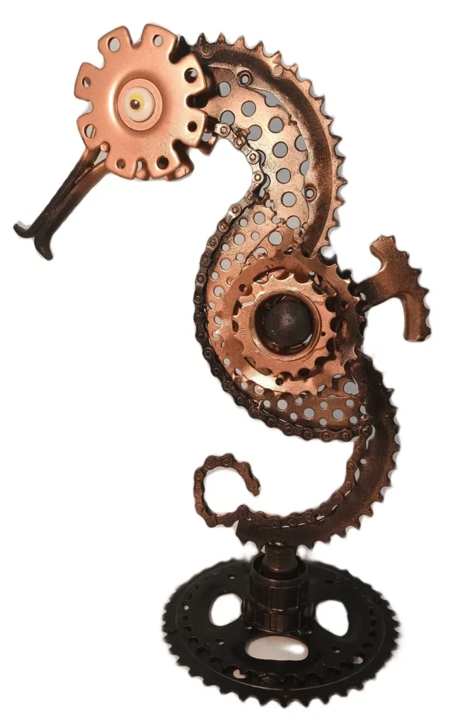 Sculpture hippocampe en métal recyclé réalisée avec couverts anciens et pièces métalliques polies