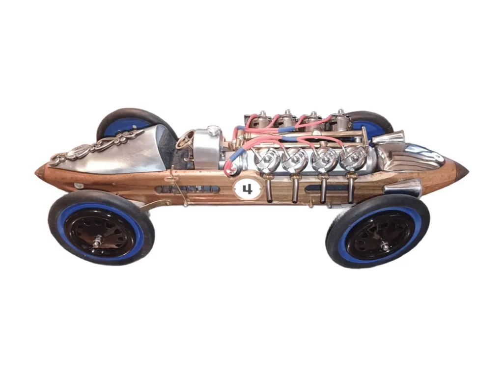 Voiture en métal recyclé avec cannettes de machine à coudre et carrosserie navette