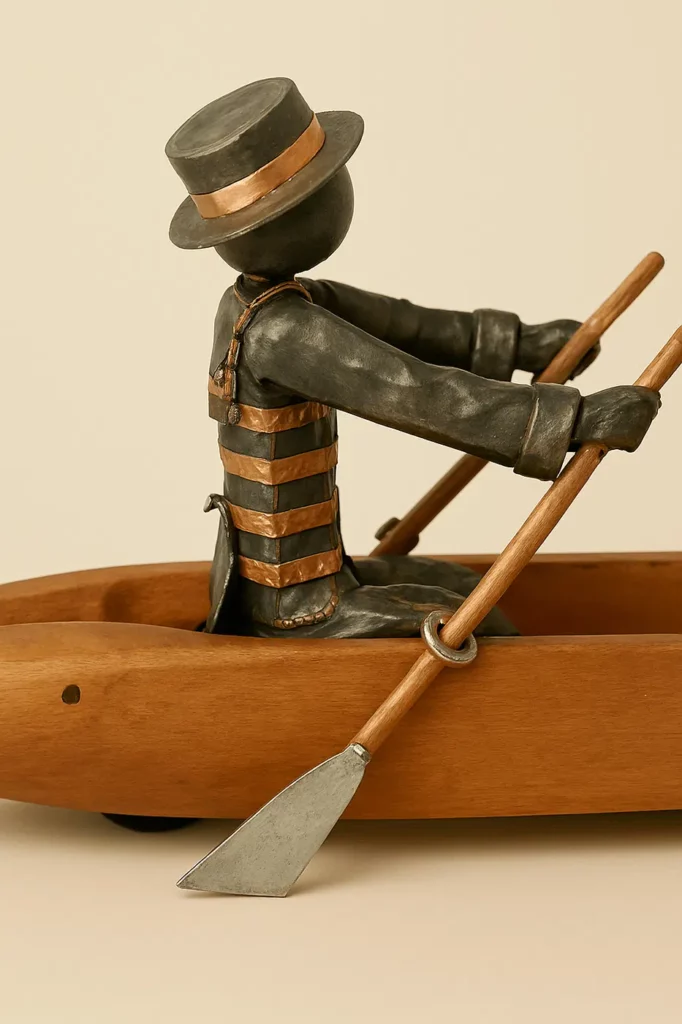 Barque romantique en métal recyclé avec personnages en cuivre et laiton