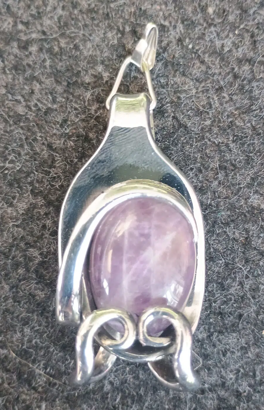 Bijoux en métal recyclé façonnés à partir de fourchettes anciennes polies