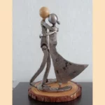 Sculpture hache et bois associant outil ancien, matière brute et création artistique