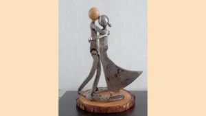 Sculpture hache et bois associant outil ancien, matière brute et création artistique