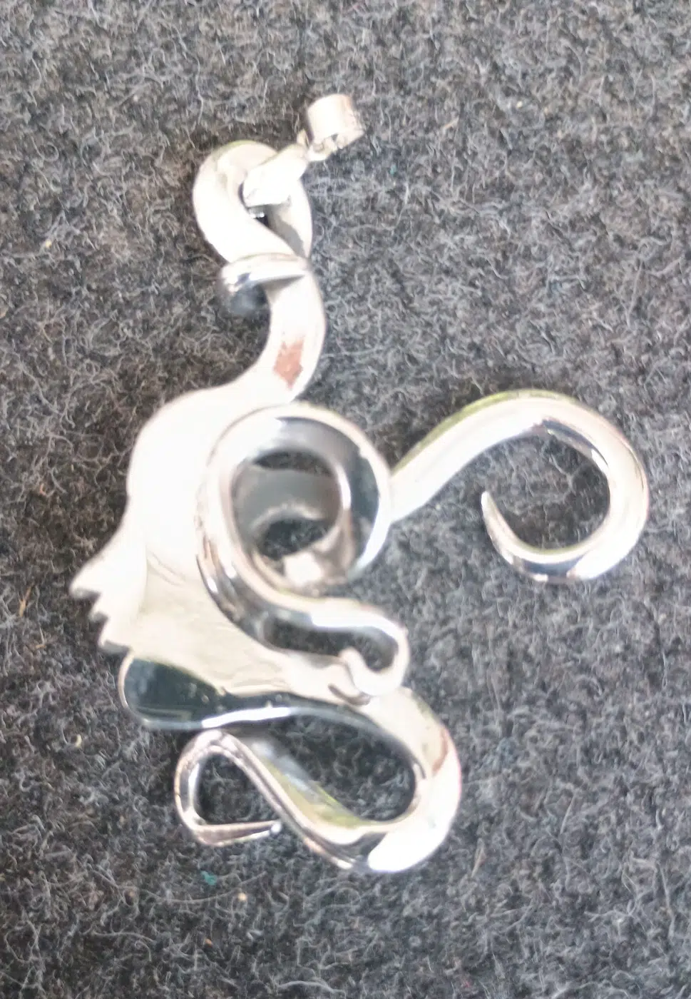 Bijoux en métal recyclé façonnés à partir de fourchettes anciennes polies