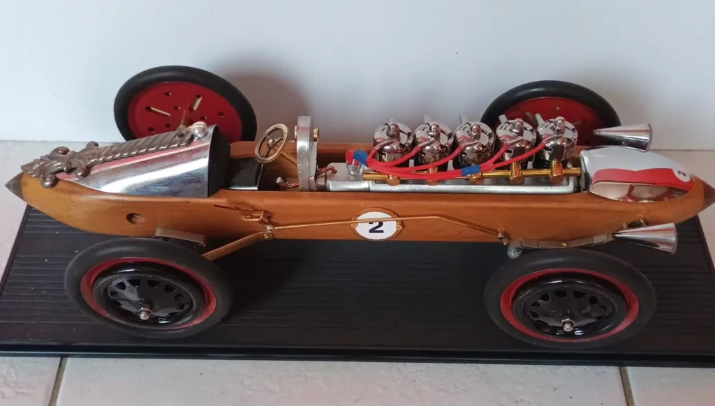 Sculpture automobile en métal recyclé sur socle en bois récupéré