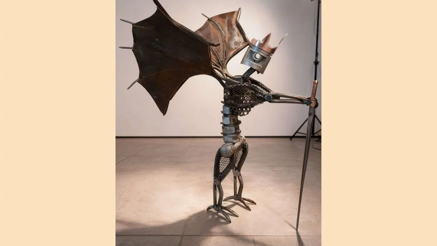 Sculpture chevalier dragon en métal recyclé avec armure et créature fantastique