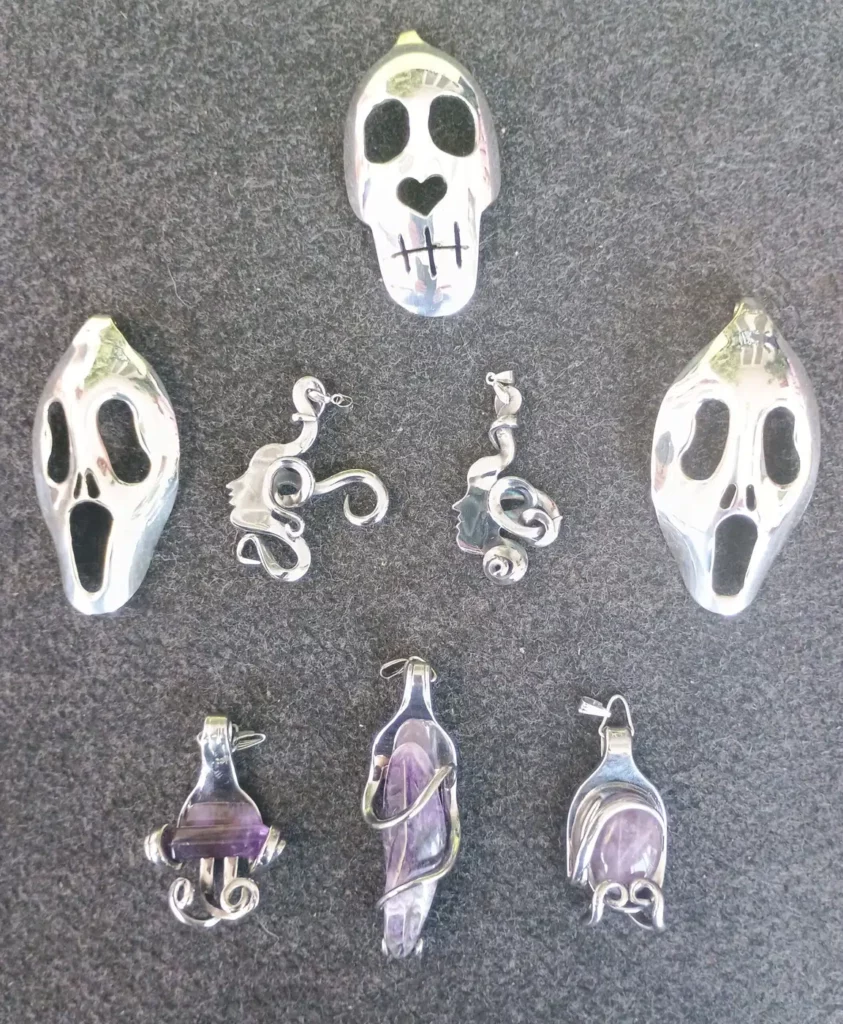Pendentifs artisanaux réalisés avec fourchettes et couverts anciens recyclés