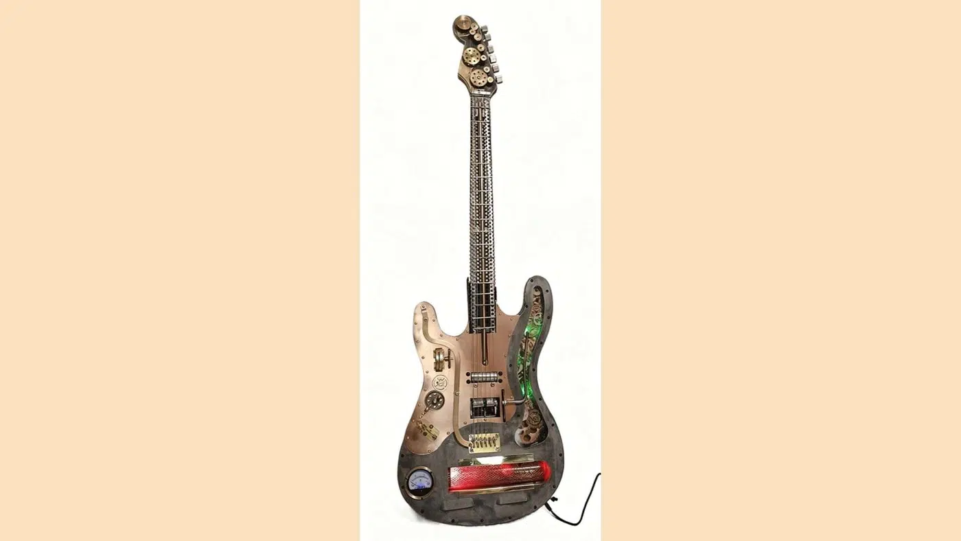 Guitare steampunk en métal recyclé avec engrenages, chaînes et détails mécaniques