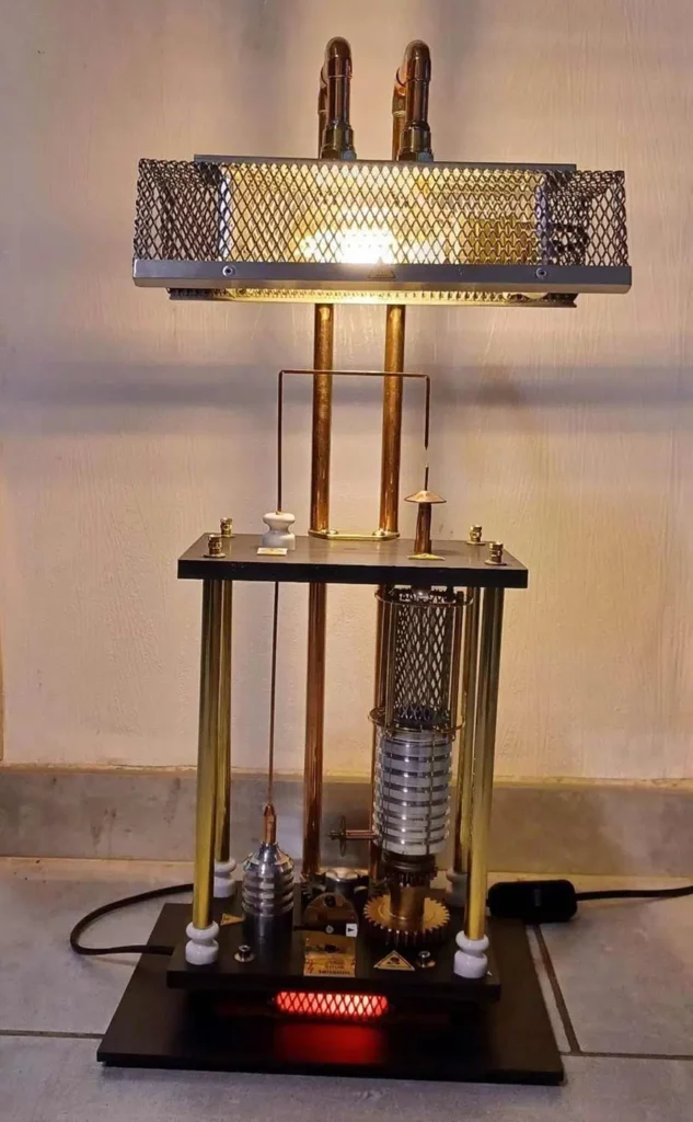 Lampe sculpture industrielle en métal recyclé avec base en pièces mécaniques