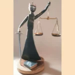 Sculpture de la Justice en métal recyclé avec balance et posture solennelle