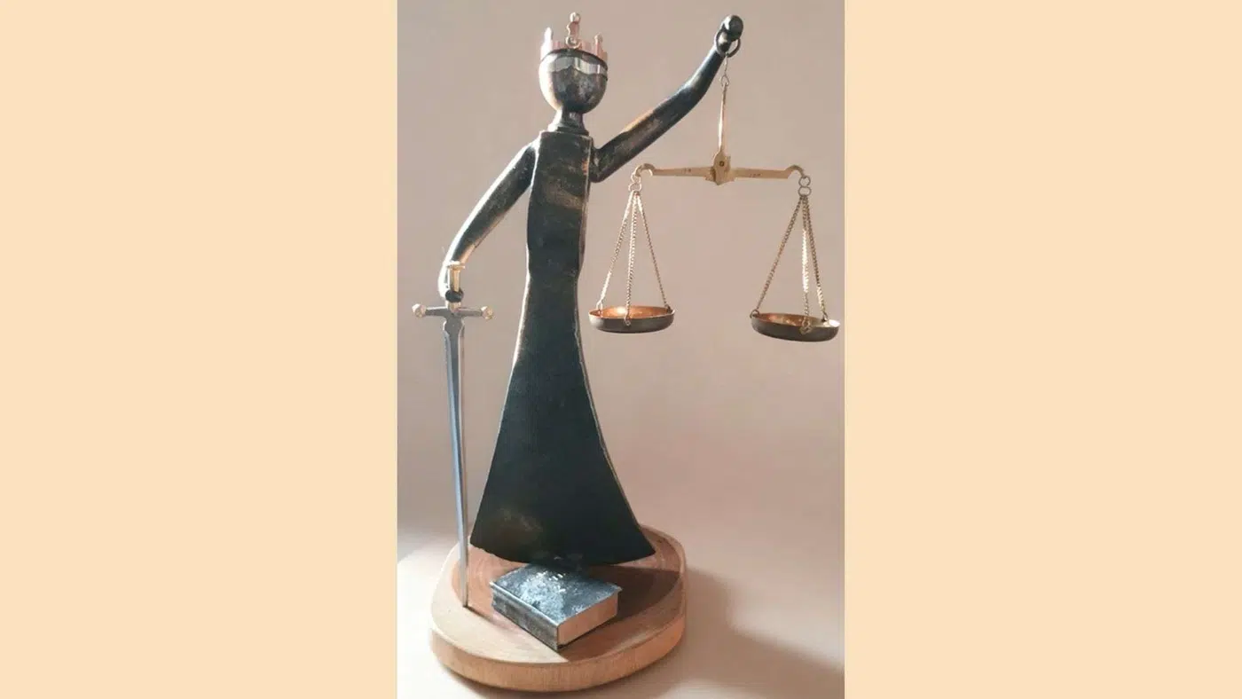 Sculpture de la Justice en métal recyclé avec balance et posture solennelle