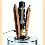 Lampe sculpture en métal recyclé avec navette de filage et éléments mécaniques détournés