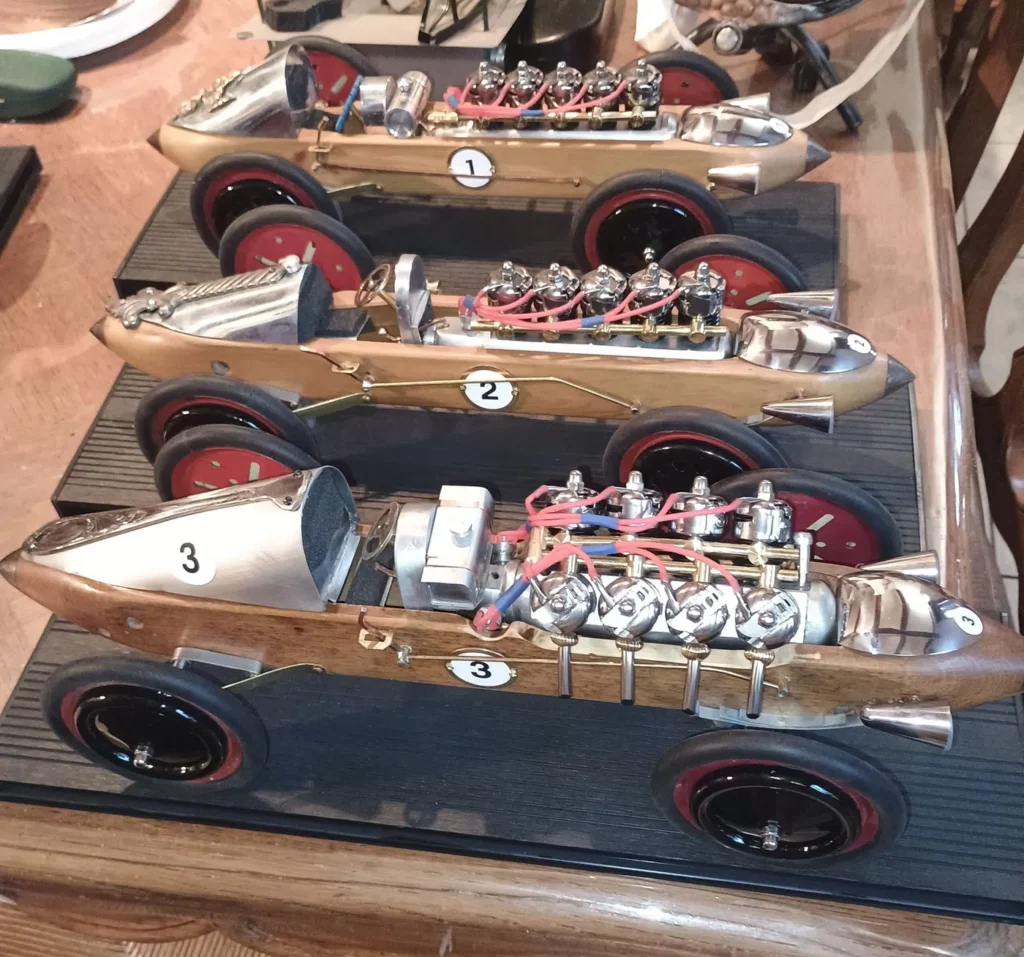 Sculpture automobile en métal recyclé sur socle en bois récupéré