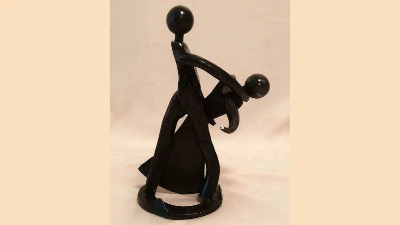 Sculpture couple de danseurs en métal recyclé en mouvement