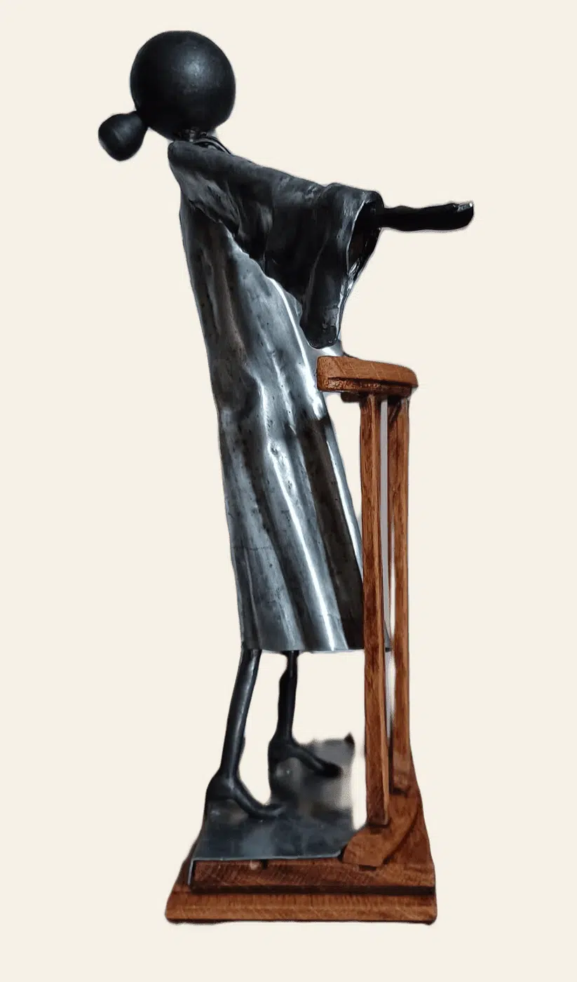 Sculpture avocate en métal recyclé avec éléments symboliques du droit