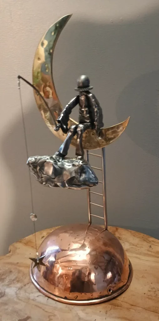 sculpture Pierrot sur la lune en métal recyclé