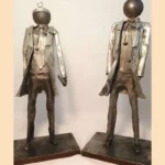 Sculpture médecin en métal recyclé avec blouse et détails médicaux détournés