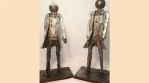 Sculpture médecin en métal recyclé avec blouse et détails médicaux détournés