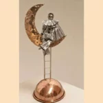 Sculpture Pierrot sur la lune en métal recyclé, œuvre poétique et artisanale