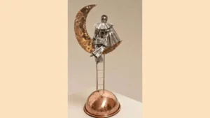 Sculpture Pierrot sur la lune en métal recyclé, œuvre poétique et artisanale