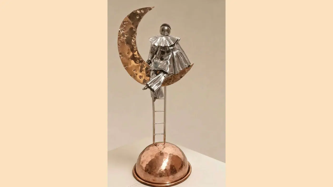 Sculpture Pierrot sur la lune en métal recyclé, œuvre poétique et artisanale