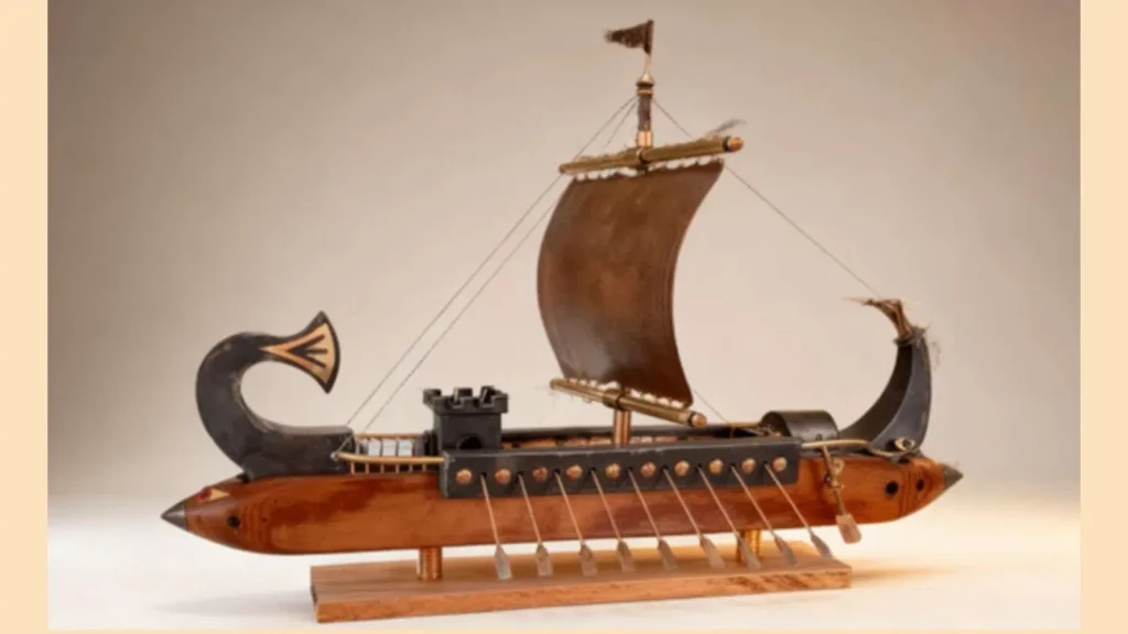 Bateau phénicien sculpté en métal recyclé avec proue, poupe et tour de guet forgés à la main