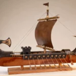 Bateau phénicien sculpté en métal recyclé avec proue, poupe et tour de guet forgés à la main